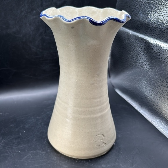 Williamsburg pottery vase. Blue and cream. Beautiful. 7” tall 3.5” wide. - Picture 6 of 10